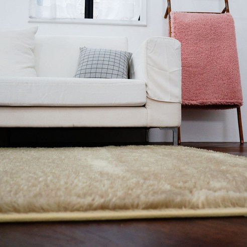 포근함과 스타일을 동시에 잡는 탐바 극세사 러그
