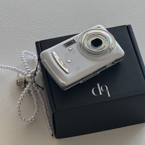 찰나의 순간을 담아내는 Y2K 감성 카메라