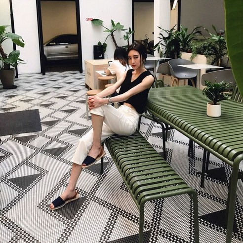 햇살 아래, 당신의 공간을 특별하게: 모던 심플 접이식 파라솔 테이블