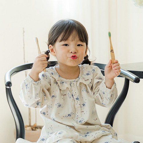 닥터노아 대나무 유아 칫솔로 우리 아이 구강 건강을 부드럽게 지켜주세요.