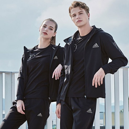 편안함, 기능성, 스타일을 갖춘 아디다스 트레이닝 세트