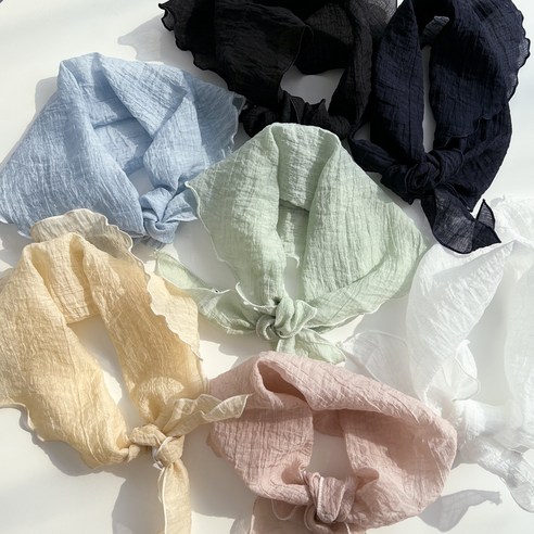 산들바람처럼 가볍게, 여성 쁘띠 스카프로 섬세한 스타일을 완성하세요.