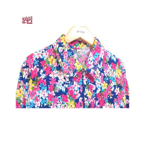 요양원에서 편안하고 세련된 중년 여성과 할머니를 위한 편마담 할머니티셔츠