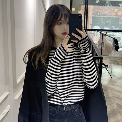 가을 저녁에 따뜻하고 편안한 밤마다 여성 티셔츠