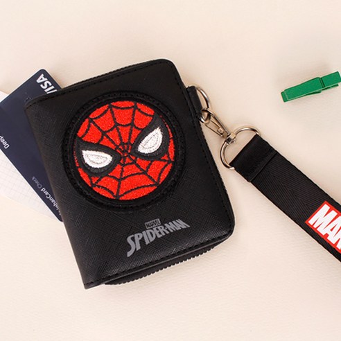 스파이더맨의 매력이 가득한 반짝반짝 페이스 반지갑