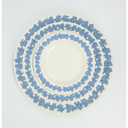 시간을 초월하는 아름다움, 앤틱 퀸즈웨어 라벤더온크림 플레인 접시