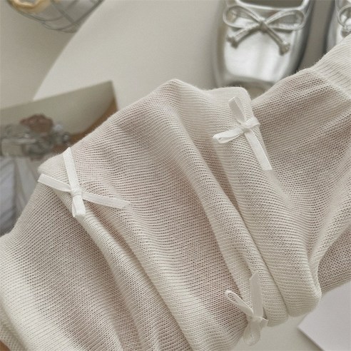 섬세한 아름다움을 담은 엘블랑꼬 시스루 양말로 당신의 스타일을 완성하세요.