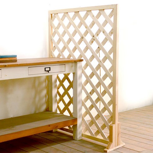 공간을 아름답고 기능적으로 분리하는 아이베란다 격자 원목파티션