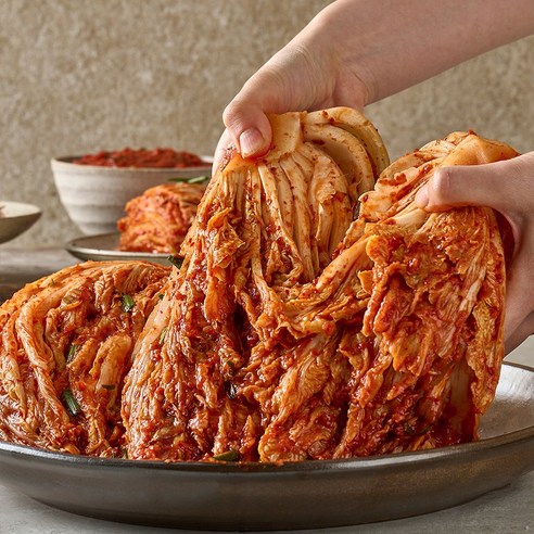 깊어가는 맛의 향연, 일번김치 포기김치로 당신의 식탁에 특별함을 더하세요.