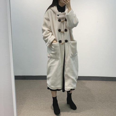 스노우 뽀글이 양털 떡볶이코트 - 겨울 아우터로 도톰한 포근함과 사랑스러운 떡볶이 단추 디테일을 더한 화사한 롱코트