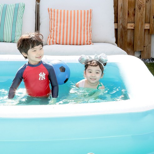 여름 더위를 시원하게 물리치는 가정용 미니 풀장