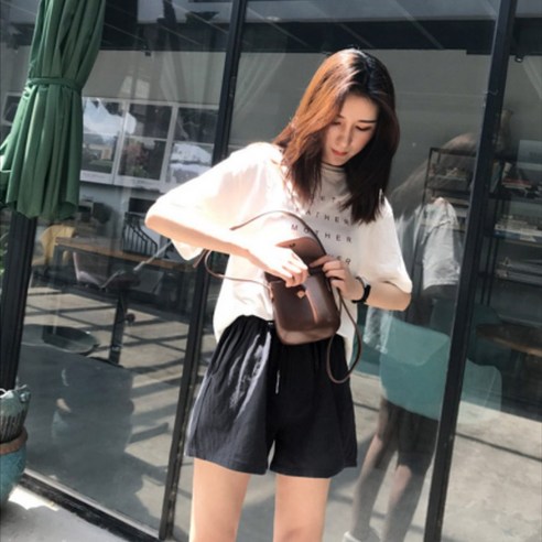 여름의 스타일과 편안함을 위한 난나J 반바지