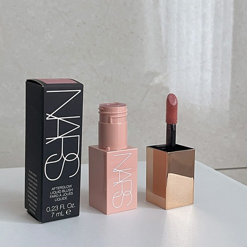 칙칙한 피부에 생기를! 나스 에프터글로우 리퀴드 블러쉬로 잃어버린 혈색을 되찾으세요.