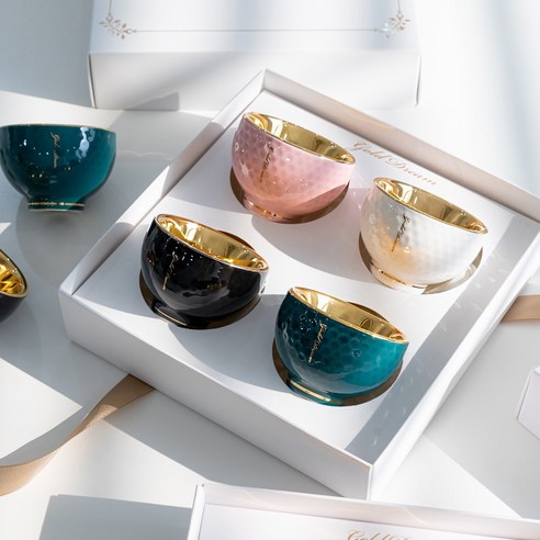 세심한 장인정신이 깃든 화려한 금잔