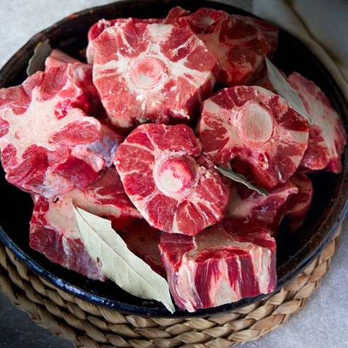 제대로 손질된 신선한 호주산 소꼬리