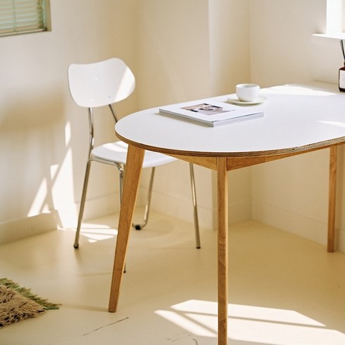 가정의 세련된 중심: 반타원 자작나무 식탁의 매력