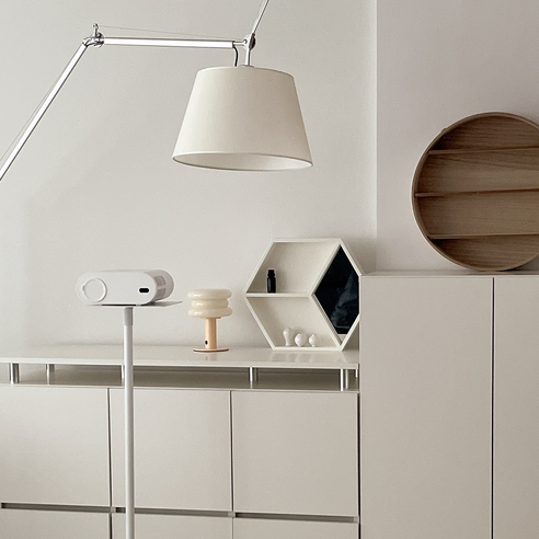 내 방을 영화관으로! 저스 에어빔 빔프로젝터로 즐기는 낭만적인 홈시네마