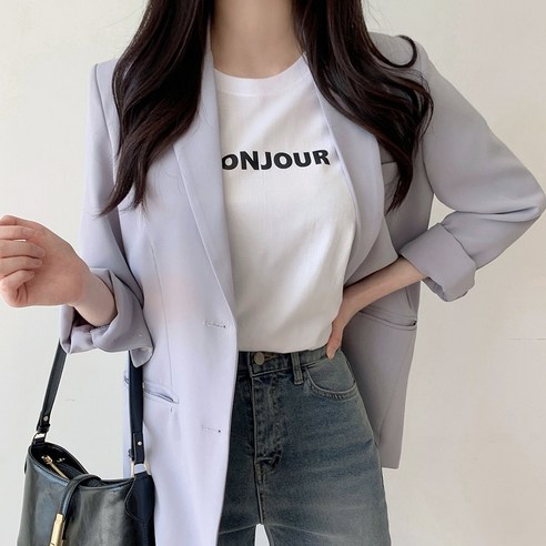 피부에 부드러운 면소재와 심플한 디자인으로 여성들의 스타일을 완성하는 반팔 티셔츠