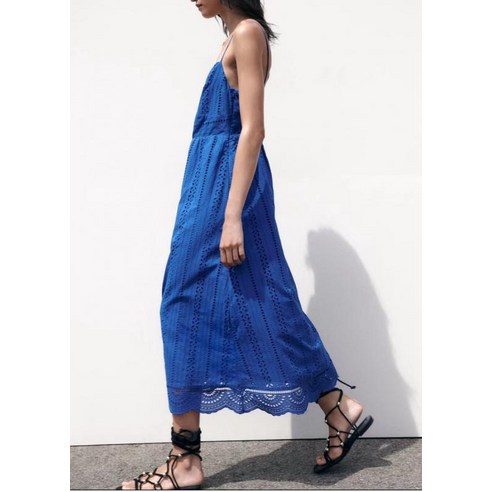 세련된 여름 룩을 완성하는 ZARA 서스펜더 자수 드레스