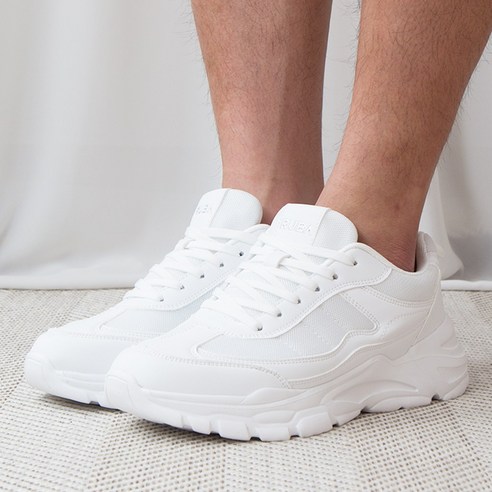 편안함과 스타일을 모두 잡은 가성비 커플 운동화, 레이커 UT1B01