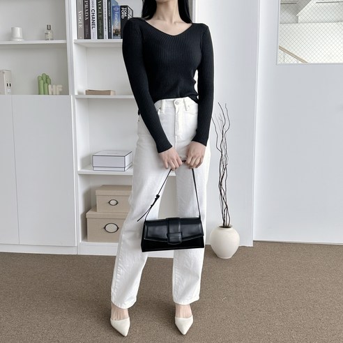 세련된 디자인과 편안한 착용감으로 여성들의 다양한 코디네이션을 완성하는 리빙초이스 브이넥 골지 긴팔 니트