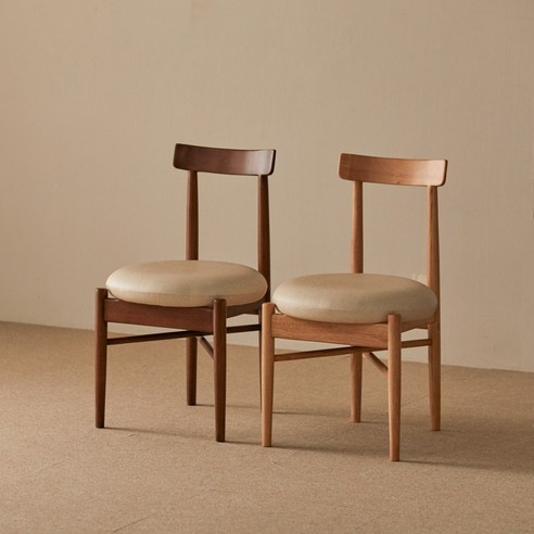 볼륨 있는 편안함: 라움에스알 원목 쿠션 식탁의자 카페체어