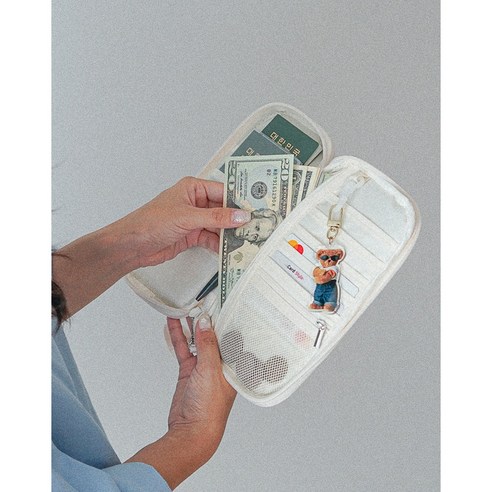 안전과 편리함을 더하는 여행의 동반자, 어데이즈 가족 여권 파우치