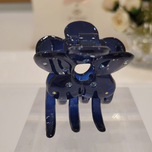 붉은 매혹과 행운을 담은 크로바 헤어핀