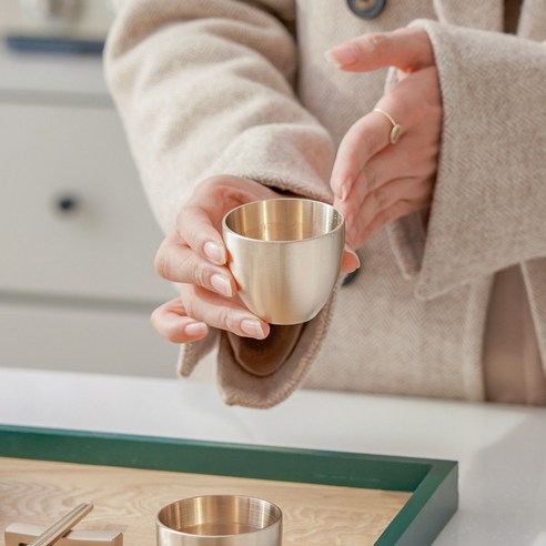 전통의 숨결과 현대의 미감, 광명유기 방짜유기 술잔 세트로 특별한 순간을 더욱 특별하게