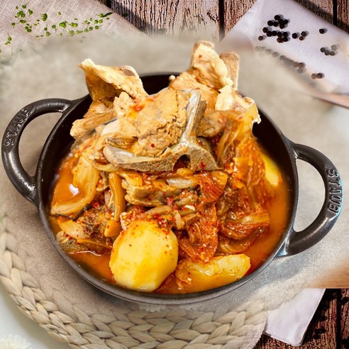 신선한 돼지고기로 만드는 풍부한 감자탕