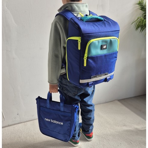 아이의 성장과 안전을 생각하는 뉴발란스 키즈 스퀘어 백팩 세트