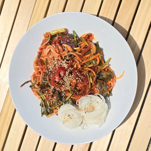 입안 가득 펼쳐지는 봄의 향연, 간재미 가오리 야채 회무침