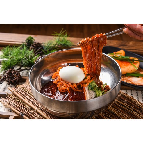 맛있는 비빔면의 비결: 부산 전통 면마을 30년 밀면