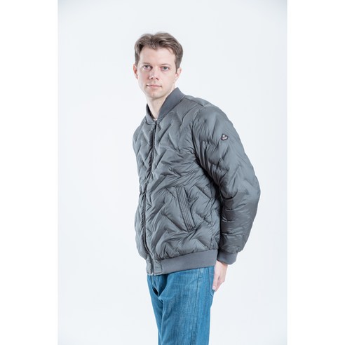 남성 웰론 경량 항공점퍼 블루종은 가벼우면서도 보온성이 뛰어난 스타일리시한 아우터입니다.