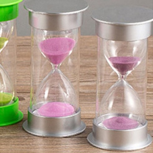 고급스러운 디자인과 정확한 시간 측정 기능을 갖춘 장식품