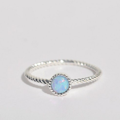 탄생석의 빛을 담은 엘레강트한 반지소