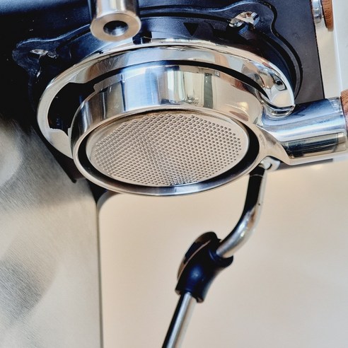 바텀리스 포터필터로 채널링을 방지하고 커피의 진정한 맛을 끌어내세요.