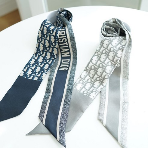 시간을 초월하는 우아함, 디올 오블리크 미차 스카프: 네이비 & 그레이의 섬세한 조화 디올트윌리