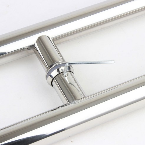 깔끔한 스텐 손잡이 하나로 현관 분위기 UP!