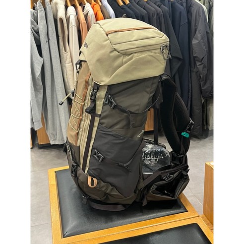 스타일리시하고 기능적인 모험의 동반자: 네파 칸네토 45L 배낭
