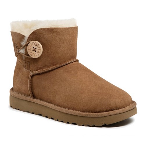 UGG 23FW 미니 베일리 버튼 ll 체스넛 1016422 CHE는 여름용 제품으로, 가벼운 소재와 시원한 착용감이 특징입니다.