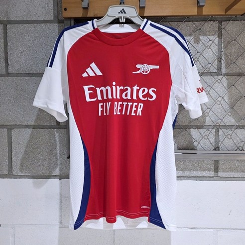 아스널의 심장이 되어, 영광의 역사를 함께하다: 아디다스 아스널 FC 2024/25 홈 저지 유니폼 (IT6141) 리뷰 아스날유니폼