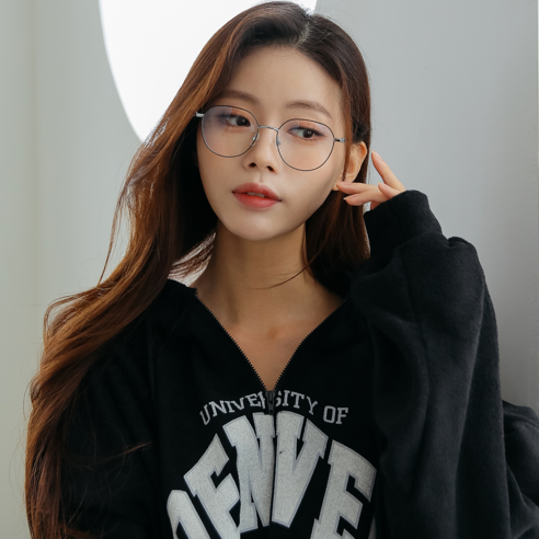 가벼우면서도 세련된 디자인의 여성 안경