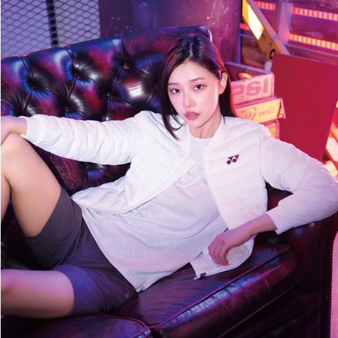 편안하고 따뜻한 오버핏 스타일의 요넥스 경량패딩자켓