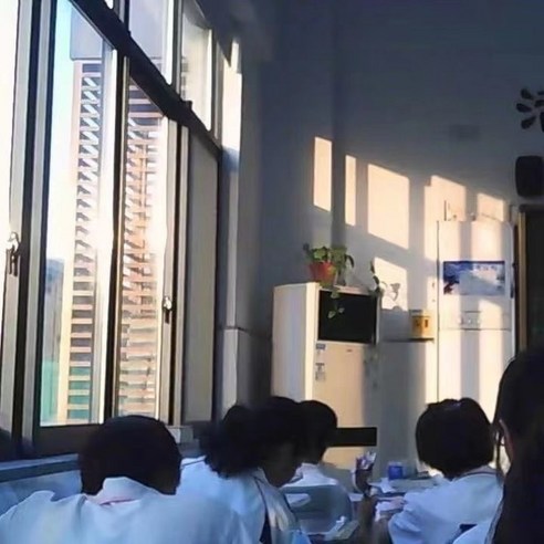 손안의 예술, Y2000 블랙 HD로 일상의 모든 순간을 특별하게 기록하세요.