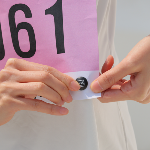 옷핀 없이 안전하게, 기록 경신을 향한 러닝에 집중하세요.