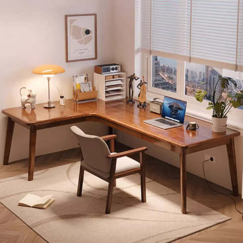 공간을 효율적으로 활용하는 디자인의 책상