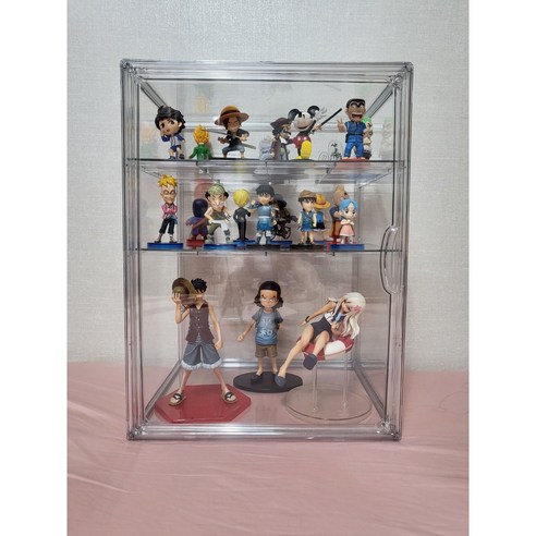 피규어 컬렉션을 고급스럽고 안전하게 보관하고 전시하는 거대한 아크릴 진열장