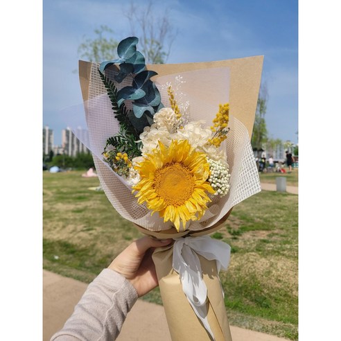 햇빛의 축복이 가득한 해바라기 보존화 축하꽃다발