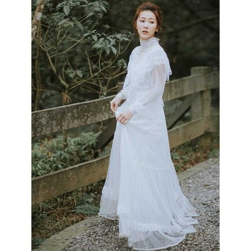 복고풍 레이스 웨딩 드레스의 우아함과 세련된 아름다움을 경험하세요.